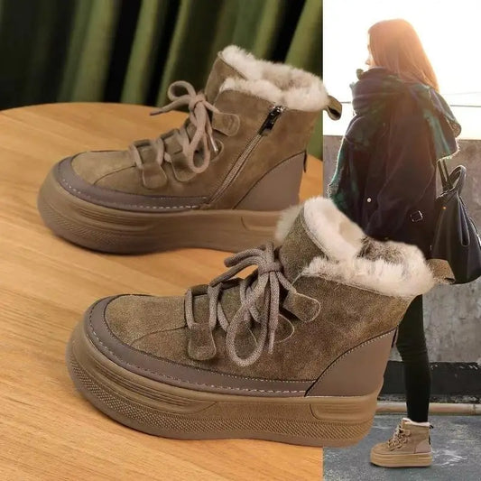 Bota Feminina em Camurça com Plataforma e Forro Peluciado – (Promoção de Inverno 2026)