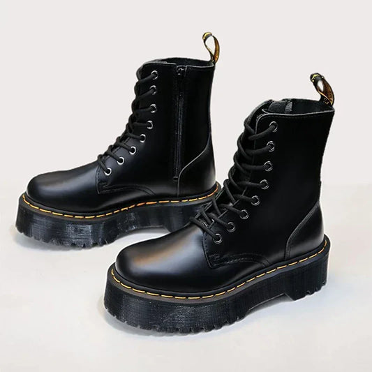 Bota Feminina de Cano Curto com Cadarço